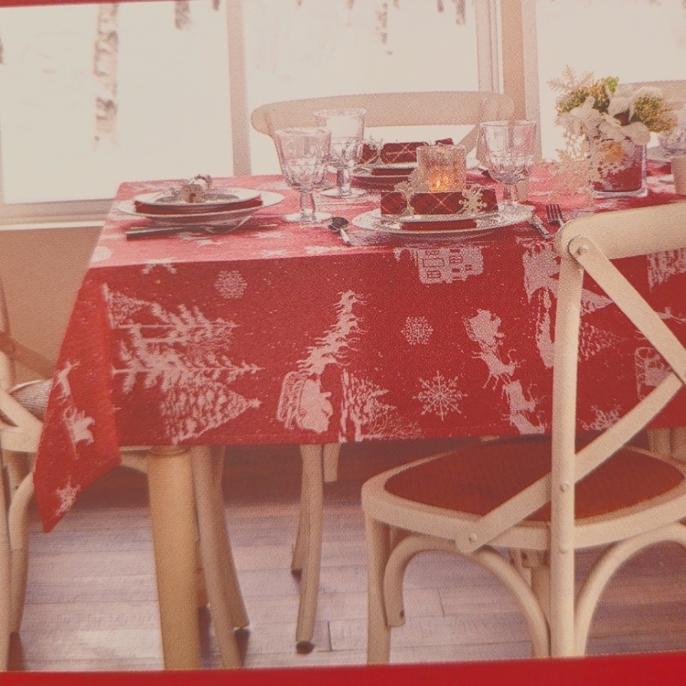 🌲 NWT Lillian August Christmas Santa Tablecloth